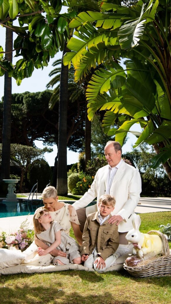 Charlene et Albert de Monaco entourés de leurs enfants, les jumeaux Jacques et Gabriella, à l'occasion de Pâques. Le 17 avril 2022.