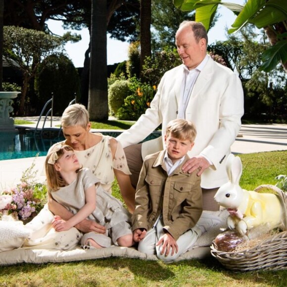 Charlene et Albert de Monaco entourés de leurs enfants, les jumeaux Jacques et Gabriella, à l'occasion de Pâques. Le 17 avril 2022.