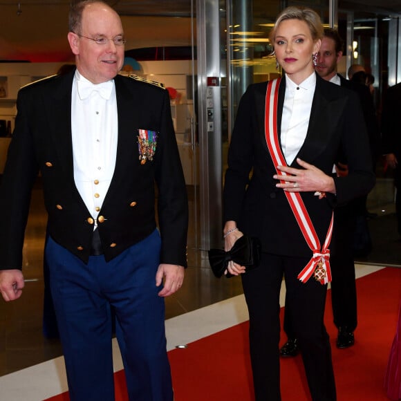 Le prince Albert II de Monaco, la princesse Charlène - Arrivées à la soirée de gala à l'occasion de la fête nationale monégasque au Grimaldi Forum à Monaco le 19 novembre 2019. Cette année, c'est le l'opéra Lucia di Lammermoor qui est joué sur la scène de la salle des Princes. © Bruno Bebert / Pool Monaco / Bestimage 