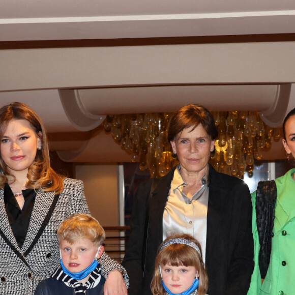 Camille Gottlieb, Le prince Jacques de Monaco, marquis des Baux, La princesse Gabriella de Monaco, comtesse de Carladès, La princesse Stéphanie de Monaco, Pauline Ducruet - La princesse Stéphanie de Monaco assiste, avec ses filles et ses neveux, à la représentation des élèves de l'école du cirque de Kiev au Festival du cirque de Monte-Carlo, le 16 avril 2022. 