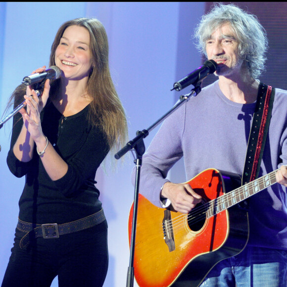 Carla Bruni & Louis Bertignac sur le plateau de l'émission 'Vivement Dimanche" © Guillaume Gaffiot / Bestimage