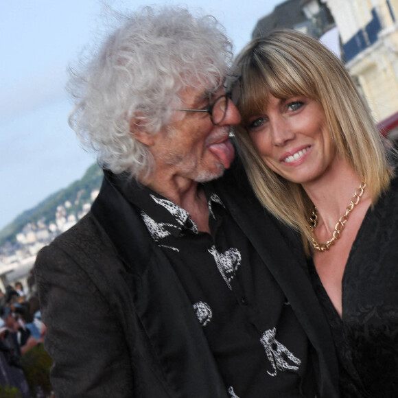 Louis Bertignac et sa compagne Laetitia Brichet - People sur le tapis rouge lors du 35ème festival du film de Cabourg le 11 juin 2021 © Coadic Guirec / Bestimage 