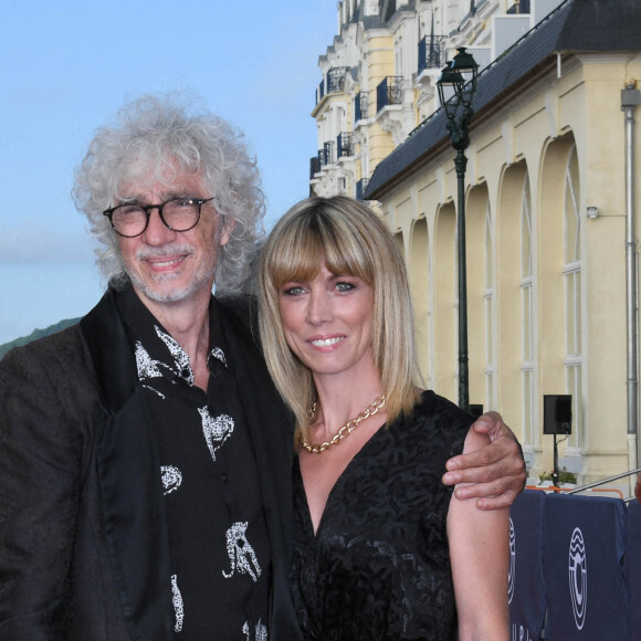 Louis Bertignac et sa compagne Laetitia Brichet - People sur le tapis rouge lors du 35ème festival du film de Cabourg le 11 juin 2021 © Coadic Guirec / Bestimage 