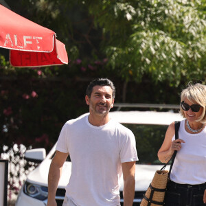 Exclusif - Laeticia Hallyday est allée voter accompagnée de sa fille Joy au bureau de vote du consulat installé au Lycée Français de Burbank pour le premier tour de l'élection présidentielle le 9 avril 2022. Son ami Jean-Claude Sindres était déjà sur place et l'attendait. Ensuite, Ils sont partis déjeuner au Figaro Bistrot à Los Feliz pour célébrer l'anniversaire de Jean-Claude.