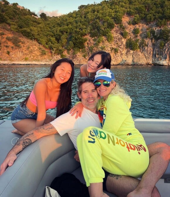 Laeticia Hallyay et Jalil Lespert lors de leurs vacances d'été, posent avec Jade et Joy @ Instagram / Laeticia Hallyday