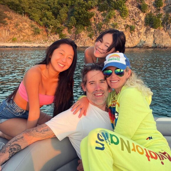 Laeticia Hallyay et Jalil Lespert lors de leurs vacances d'été, posent avec Jade et Joy @ Instagram / Laeticia Hallyday