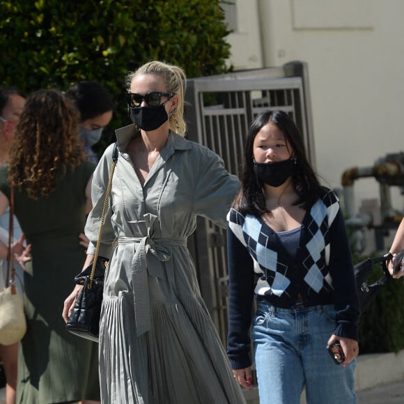 Exclusif - Prix Spécial - No web - Laeticia Hallyday, son compagnon Jalil Lespert et ses filles Joy et Jade, avec son boyfriend Michael-Sean Klemeniuk, vont faire un brunch après la messe de Pâques à Los Angeles, Californie, Etats-Unis, le 4 avril 2021.