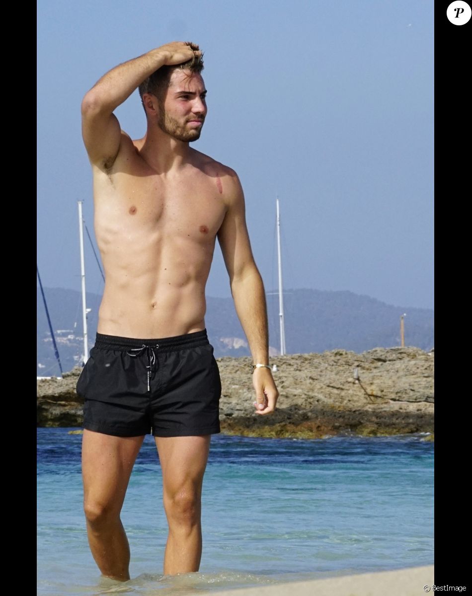 Exclusif - Luca Zidane a été aperçu avec des amis en train de jouer au football sur une plage à Ibiza en Espagne, le 14 juin 2019.