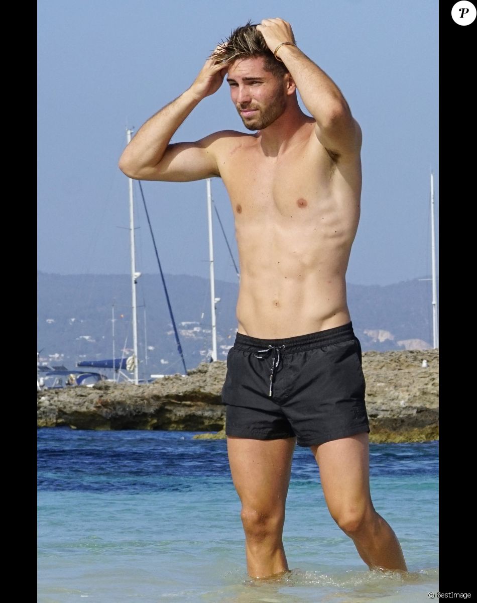 Exclusif - Luca Zidane a été aperçu avec des amis en train de jouer au football sur une plage à Ibiza en Espagne, le 14 juin 2019.