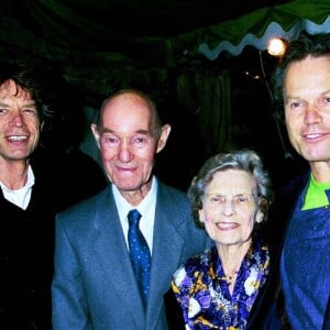 Mick Jagger et son frère Chris avec leurs parents