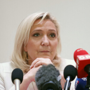 Marine Le Pen, candidate au second tour de l'élection présidentielle, donne une conférence de presse pour présenter son projet de politique internationale à Paris, le 13 avril 2022