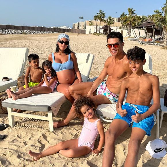 Georgina Rodriguez montre son baby bump en vacances à Dubaï.