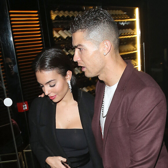 Cristiano Ronaldo, sa compagne Georgina Rodríguez et son fils Cristiano Ronaldo Jr. ont dîné au restaurant Zela à Londres le 13 novembre 2018.