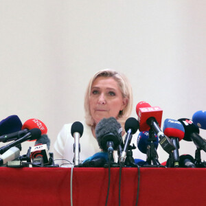 Marine Le Pen, candidate au second tour de l'élection présidentielle, donne une conférence de presse pour présenter son projet de politique internationale à Paris, le 13 avril 2022