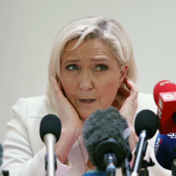 Marine Le Pen, candidate au second tour de l'élection présidentielle, donne une conférence de presse pour présenter son projet de politique internationale à Paris, le 13 avril 2022