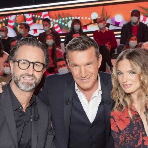 Exclusif - Nicolas Pernikoff, Benjamin Castaldi, Fiona Deshayes sur le plateau de l'émission TPMP (Touche pas à mon poste) diffusée en direct sur C8 le 2 décembre 2021. © Jack Tribeca / Bestimage 