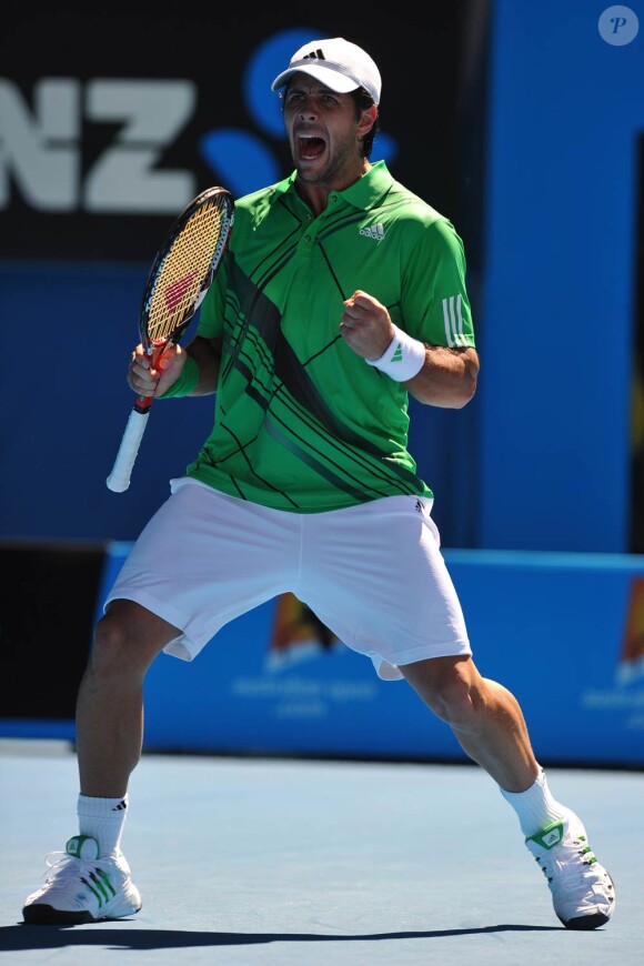 Le champion espagnol Fernando Verdasco s'est incliné lors de son huitième de finale à l'Open d'Australie contre Nikolay Davydenko malgré les encouragements de sa jolie Camilla Belle, à Melbourne, le 25 janvier 2010.