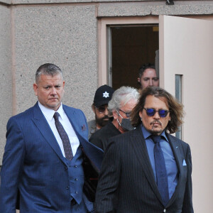 Johnny Depp et ses avocats sortent de leur hôtel à McLean, Virginie, Etats-Unis, le 13 avril 2022, pour se rendre au tribunal pour le quatrième jour du procès en diffamation avec son ex A.Heard, qui l'a accusé de violences conjugales. Johnny Depp salue ses fans avant de monter dans sa voiture. 