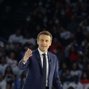 Le président de la République française et candidat du parti centriste La République en marche (LREM) à la réélection, Emmanuel Macron a effectué son premier grand meeting de campagne à la Défense Arena à Nanterre, France, le 2 avril 2022