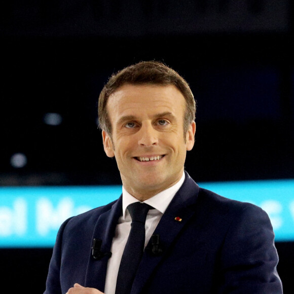 Le président de la République française et candidat du parti centriste La République en marche (LREM) à la réélection, Emmanuel Macron a effectué son premier grand meeting de campagne à la Défense Arena à Nanterre, France, le 2 avril 2022