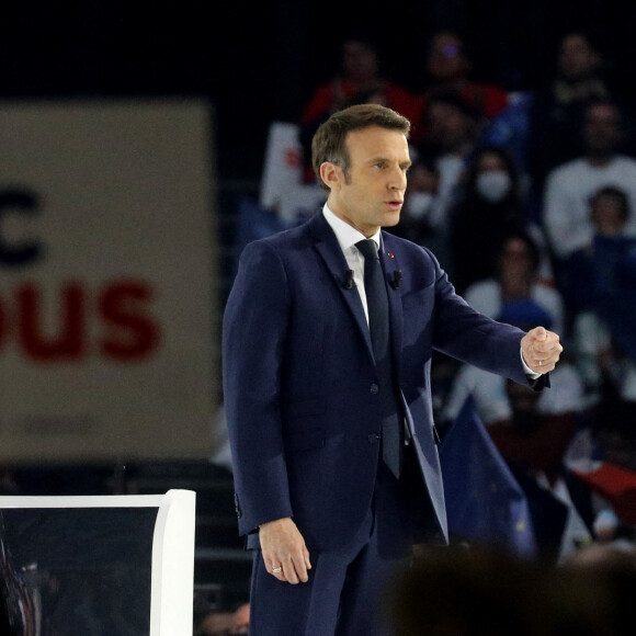 Le président de la République française et candidat du parti centriste La République en marche (LREM) à la réélection, Emmanuel Macron a effectué son premier grand meeting de campagne à la Défense Arena à Nanterre, France, le 2 avril 2022