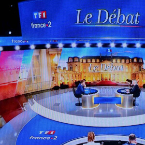 Capture d'écran du débat télévisé entre les deux candidats en finale de l'élection présidentielle 2022 Emmanuel Macron pour LREM et Marine Le Pen pour le RN le 20 avril 2022