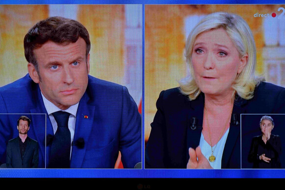 Capture d'écran du débat télévisé entre les deux candidats en finale de l'élection présidentielle 2022 Emmanuel Macron pour LREM et Marine Le Pen pour le RN le 20 avril 2022