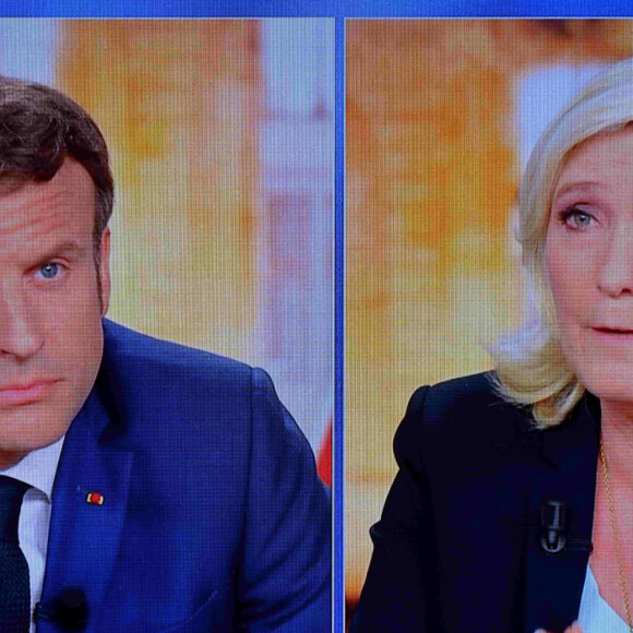 Capture d'écran du débat télévisé entre les deux candidats en finale de l'élection présidentielle 2022 Emmanuel Macron pour LREM et Marine Le Pen pour le RN le 20 avril 2022