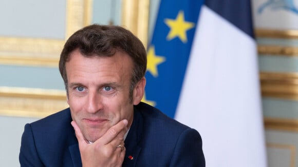 "Vous me trouvez sexy ?" : Le torse très poilu d'Emmanuel Macron moqué par une populaire star américaine