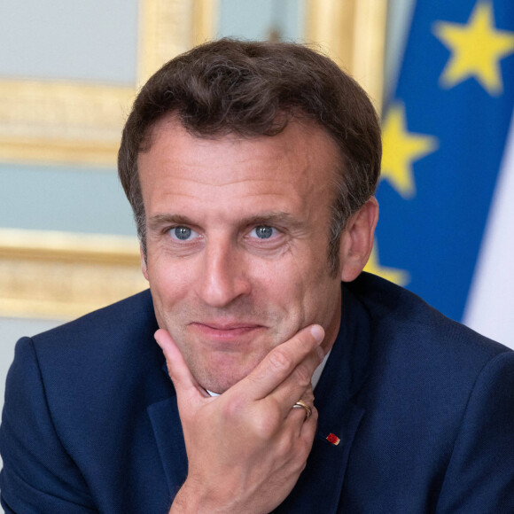 Le président de la République française et candidat du parti centriste La République en marche (LREM) à la réélection, Emmanuel Macron, participe à une visioconférence consacrée à la guerre en Ukraine au palais de l'Elysée à Paris © Jacques Witt/Pool/Bestimage 