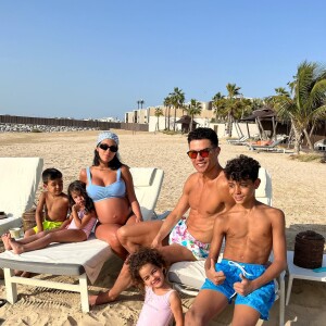 Cristiano Ronaldo et Georgina Rodriguez avec leurs enfants lors de vacances à Dubaï. Le 29 janvier 2022.