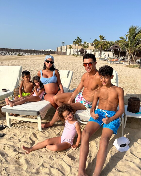 Cristiano Ronaldo et Georgina Rodriguez avec leurs enfants lors de vacances à Dubaï. Le 29 janvier 2022.
