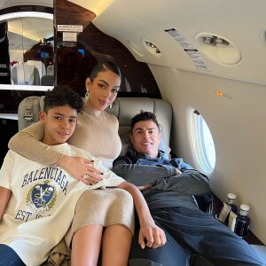 Georgina Rodriguez posant avec Cristiano Ronaldo et son fils aîné Cristiano Jr. Le 17 janvier 2022.
