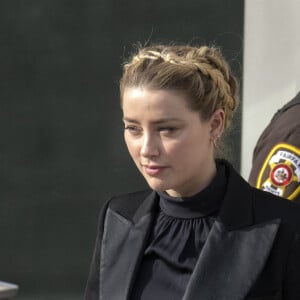 Johnny Depp et Amber Heard à la sortie du tribunal à Fairfax le 14 avril 2022. Johnny Depp poursuit en diffamation son ex-épouse, Amber Heard, qui l'a accusé de violences conjugales. 