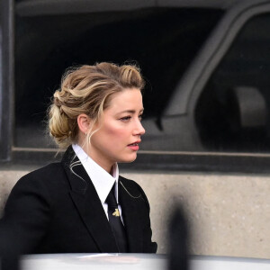 Johnny Depp et Amber Heard à la sortie du tribunal à Fairfax le 14 avril 2022. Johnny Depp poursuit en diffamation son ex-épouse, Amber Heard, qui l'a accusé de violences conjugales. 