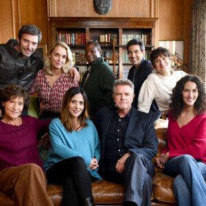Exclusif - Franck Semonin, Elise Tielrooy, Stéphane Soo Mongo, Jean-Pascal Lacoste et Félicité Chaton, puis assis en premier plan, Chrystelle Labaude, Fabienne Carat, Xavier Deluc et Linda Hardy durant le tournage du double épisode final de "Section de recherches" à Nice, diffusé le 21 avril sur TF1. © Bruno Bebert / Bestimage
