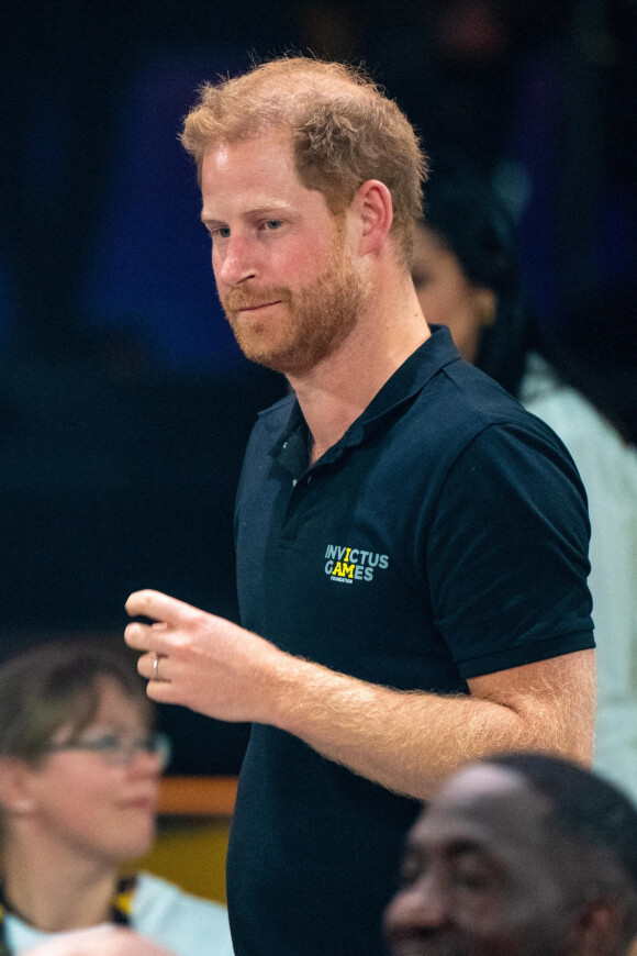 Le prince Harry assiste aux matchs de rugby en chaise roulante, au cinquième jour des Invictus Games 2020 à La Haye, le 20 avril 2022.