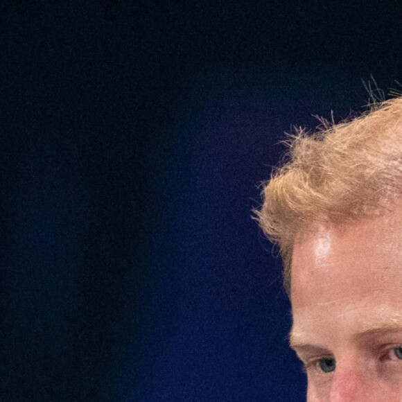 Le prince Harry assiste aux matchs de rugby en chaise roulante, au cinquième jour des Invictus Games 2020 à La Haye, le 20 avril 2022.