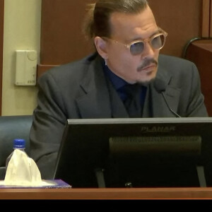 Johnny Depp poursuit son ex-femme Amber Heard pour diffamation dans l'État américain de Virginie, pour un article qu'elle a écrit pour le Washington Post en 2018. Le tribunal diffuse une vidéo de Johnny Depp détruisant la cuisine avec rage. Fairfax. Le 21 avril 2022. 