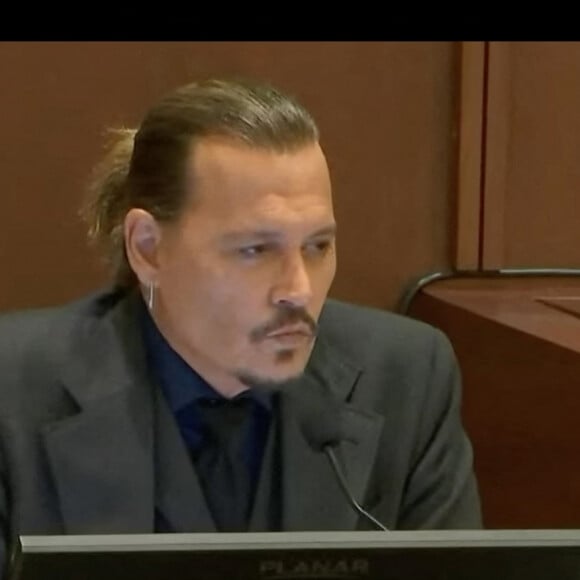 Johnny Depp poursuit son ex-femme Amber Heard pour diffamation dans l'État américain de Virginie, pour un article qu'elle a écrit pour le Washington Post en 2018. Le tribunal diffuse une vidéo de Johnny Depp détruisant la cuisine avec rage. Fairfax. Le 21 avril 2022. 