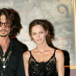 Johnny Depp et sa compagne Vanessa Paradis - Première du film "Pirates des Caraïbes : Le Secret du coffre maudit" à Paris le 6 juillet 2006. © Frédéric Piau / Bestimage 
