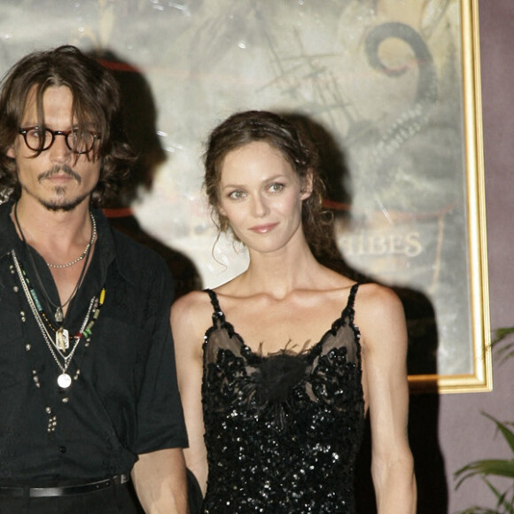 Johnny Depp et sa compagne Vanessa Paradis - Première du film "Pirates des Caraïbes : Le Secret du coffre maudit" à Paris le 6 juillet 2006. © Frédéric Piau / Bestimage 