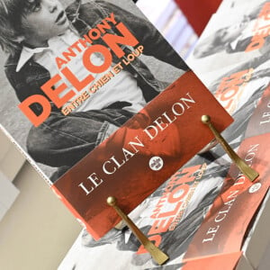 Exclusif - Anthony Delon dédicace son livre "Entre chien et loup" à la librairie du Publicisdrugstore à Paris le 21 avril 2022. © Coadic Guirec/Bestimage 