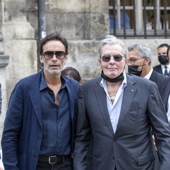 Anthony Delon, Alain Delon - Obsèques de Jean-Paul Belmondo en en l'église Saint-Germain-des-Prés, à Paris le 10 septembre 2021. © Cyril Moreau / Bestimage 