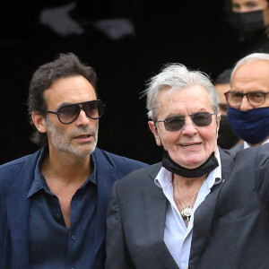 Alain Delon et son fils Anthony - Obsèques de Jean-Paul Belmondo en l'église Saint-Germain-des-Prés, à Paris le 10 septembre 2021. © Dominique Jacovides / Bestimage 