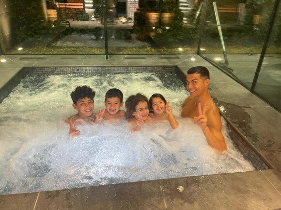 Cristiano Ronaldo a une famille très soudée, avec sa femme Georgina et ses enfants. @ Instagram / Cristiano Ronaldo