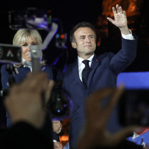 Le président Emmanuel Macron et sa femme Brigitte, habillée d'un tailleur Louis Vuitton - Le président Emmanuel Macron prononce un discours au Champ de Mars le soir de sa victoire à l'élection présidentielle