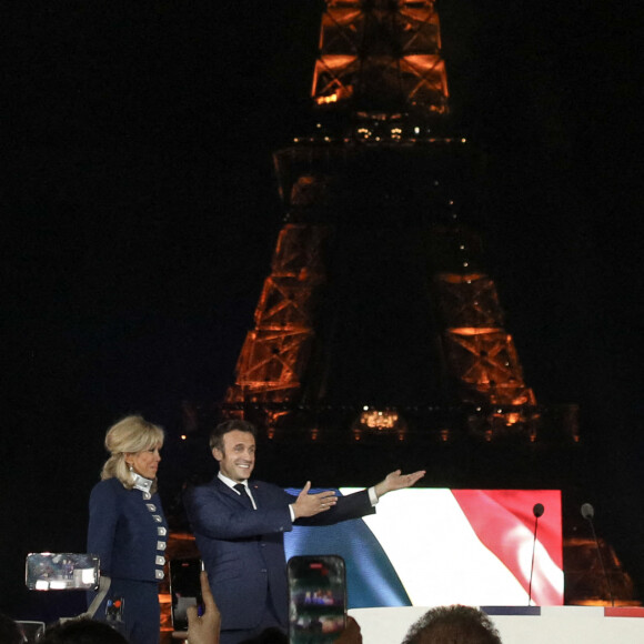 Le président Emmanuel Macron et sa femme Brigitte, habillée d'un tailleur Louis Vuitton - Le président Emmanuel Macron prononce un discours au Champ de Mars le soir de sa victoire à l'élection présidentielle