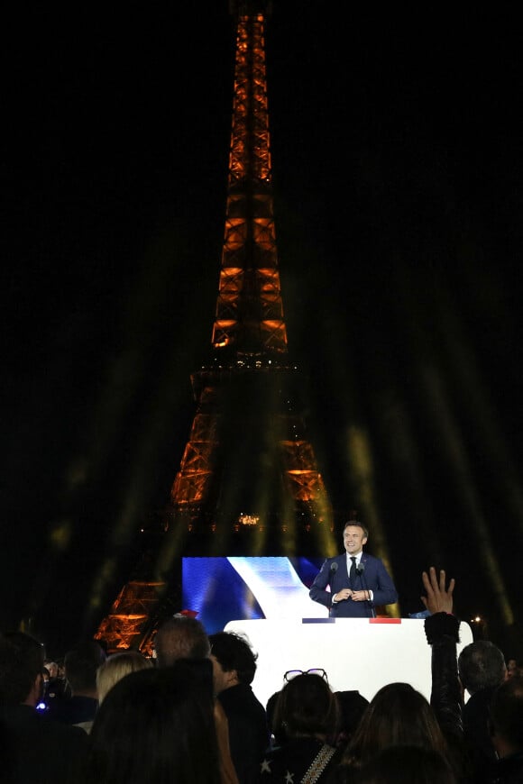 Le président français Emmanuel Macron célèbre la victoire du second tour de l'élection présidentielle française au Champ-de-Mars devant la Tour Eiffel, à Paris, France, 24 avril 2022. Emmanuel Macron a battu Marine Le Pen au dernier tour de l'élection présidentielle française