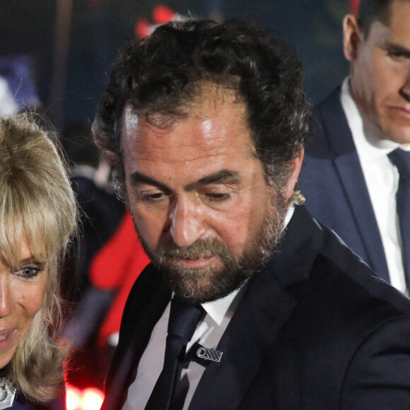 Le président français Emmanuel Macron et sa femme Brigitte Macron célèbrent la victoire du second tour de l'élection présidentielle française au Champ-de-Mars devant la Tour Eiffel, à Paris, France, 24 avril 2022. Emmanuel Macron a battu Marine Le Pen au dernier tour de l'élection présidentielle française